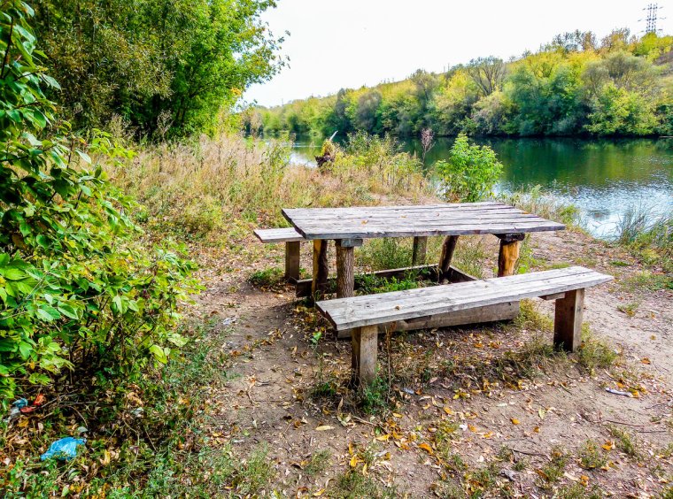 Качели у реки