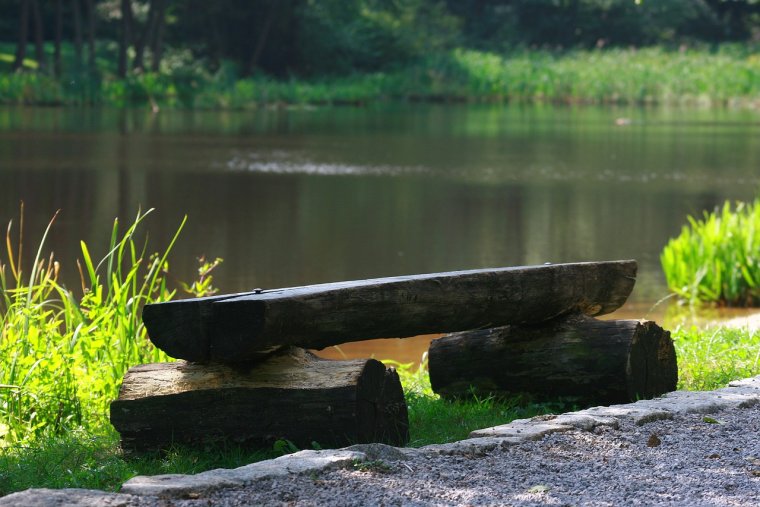 Скамейка современная с водой
