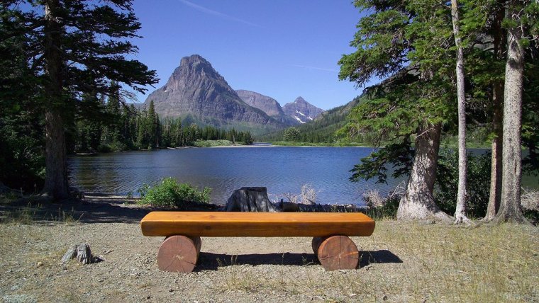 Скамейка в горах