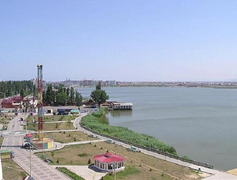 Недостроенное здание на озере АК-гель