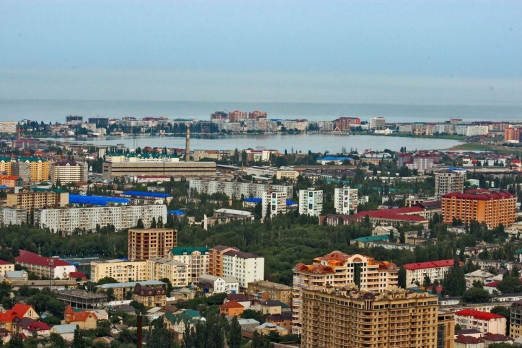 Недостроенное здание на озере АК-гель