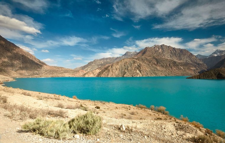 Горное озеро Искандеркуль Таджикистан