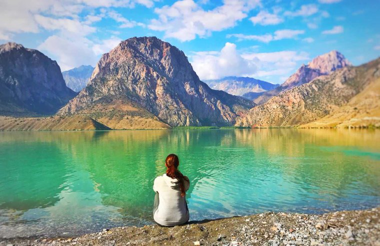 Горное озеро Искандеркуль