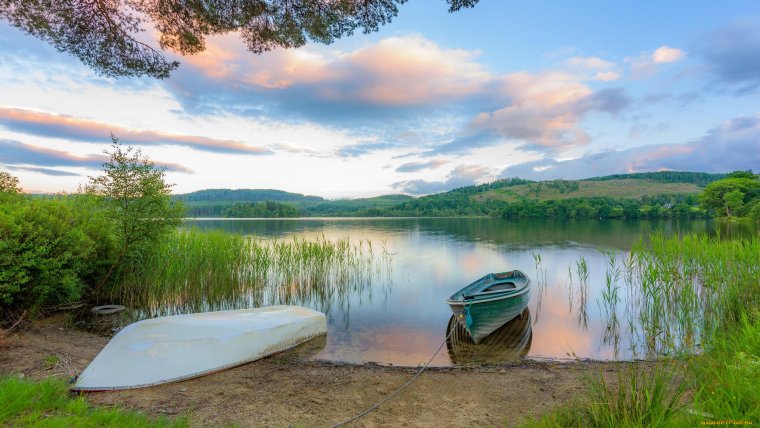 Лодка на берегу озера