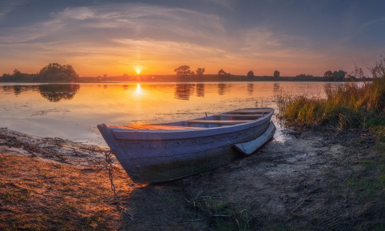 Лодка на речке