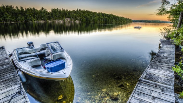 Лодка на озере