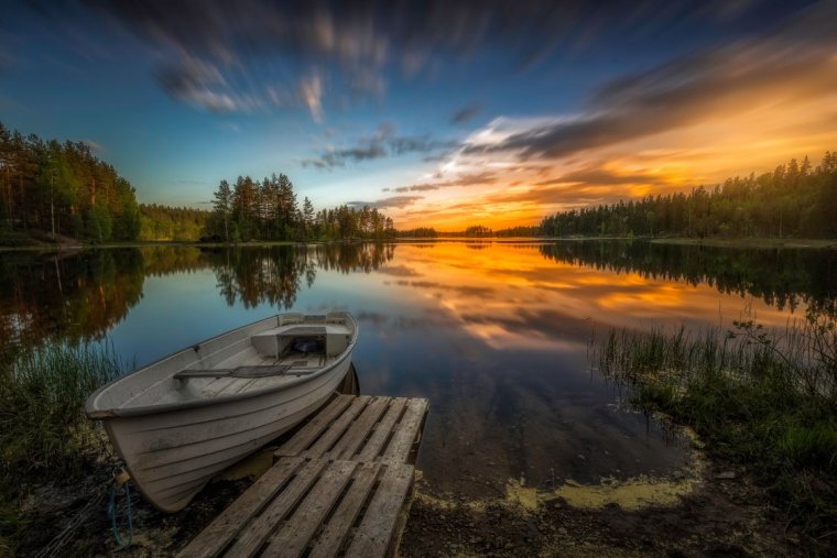 Лодка на речке