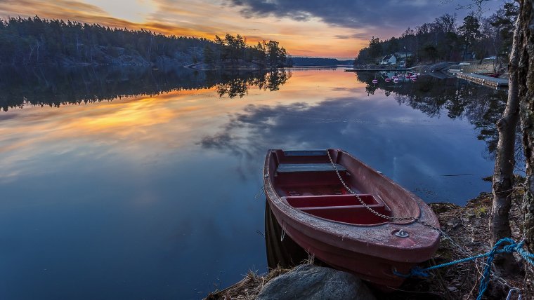 Лодка на берегу озера