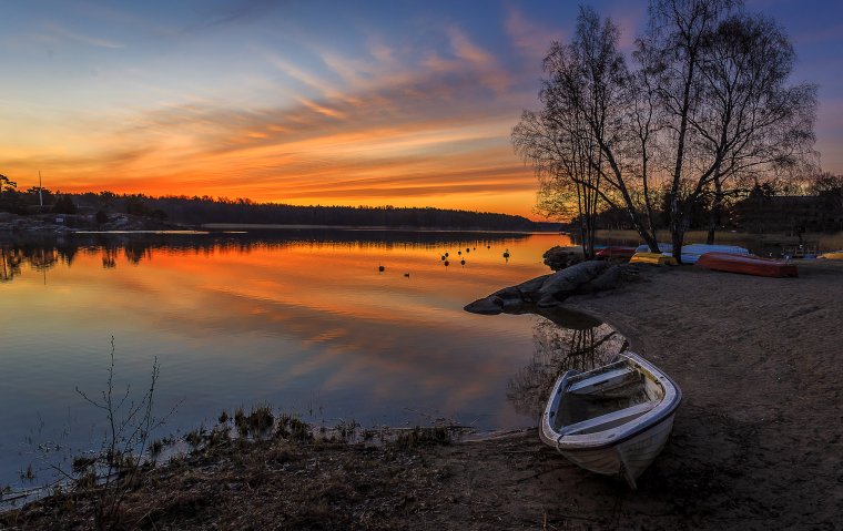Берег реки лодка закат