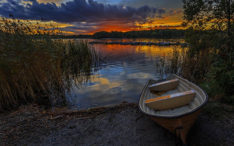 Лодка на реке