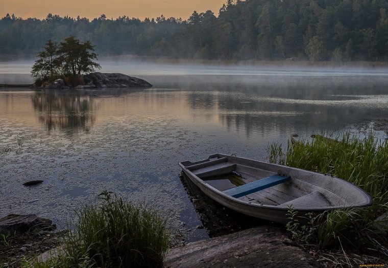 Лодка на берегу озера