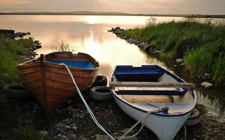 Лодка деревянная на воде
