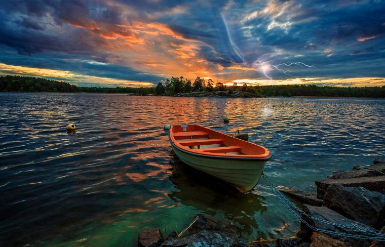 Пейзаж с лодкой