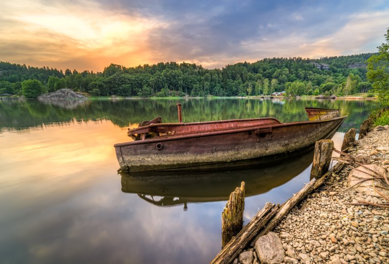 Старая лодка на берегу