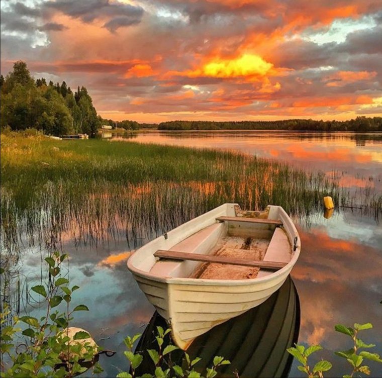 Лодка на реке