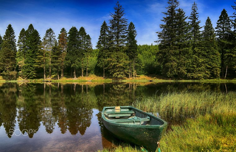 Лодка на реке