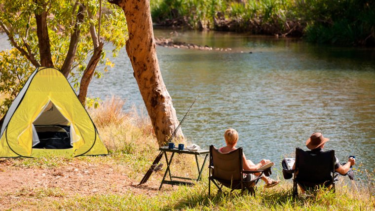 Горы палатка костер