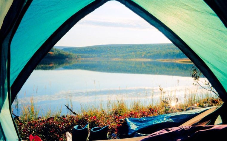 Палатка у озера