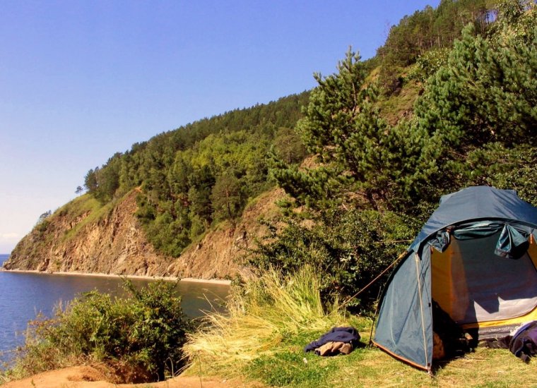 Палатка у озера