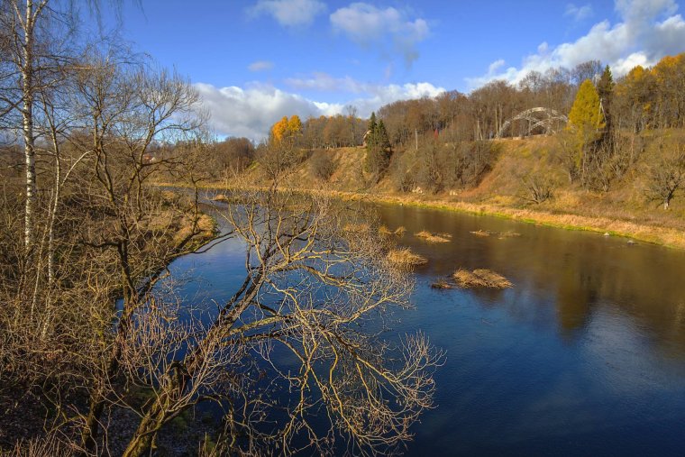 В реку смотрятся облака