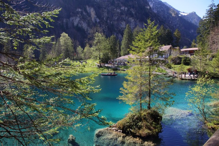 Дом в Швейцарии на берегу озера