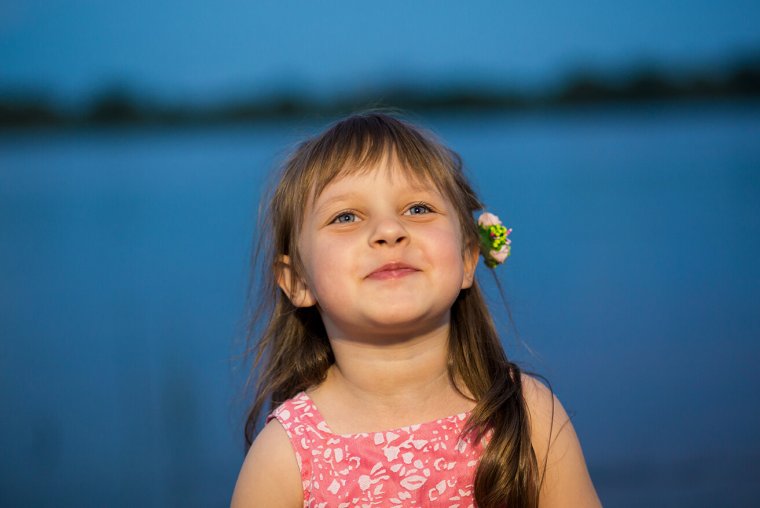 Дочка на речке