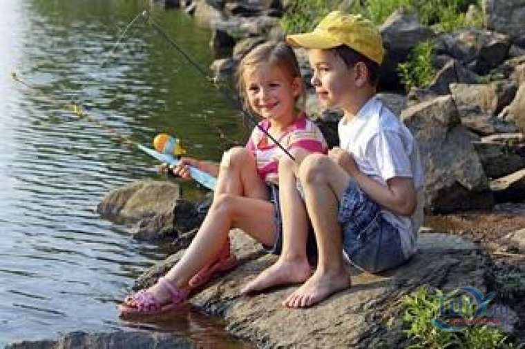 Дети на берегу озера