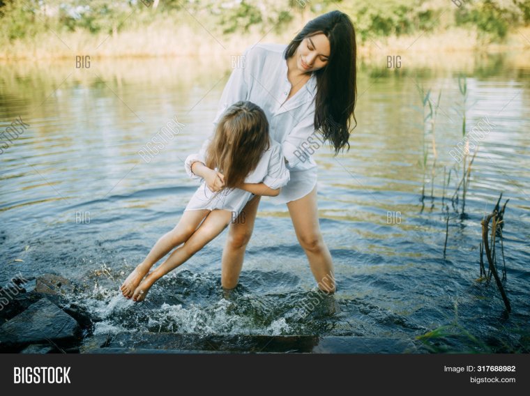 Дочка на речке