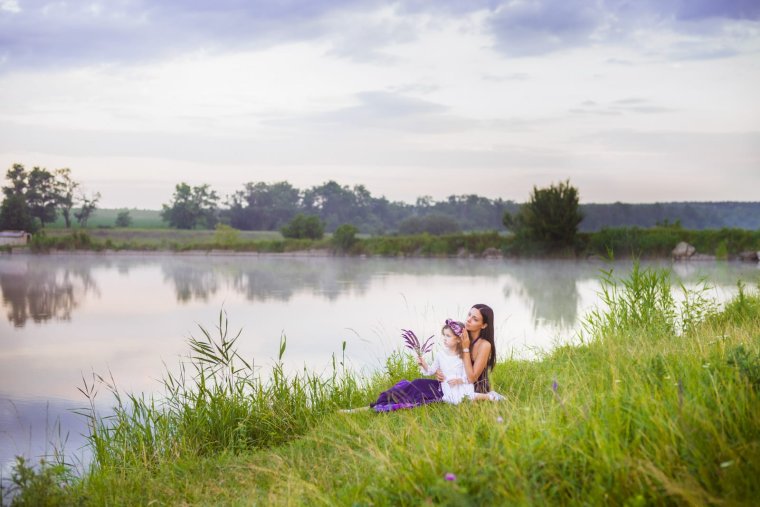 Фотосессия с ребенком на природе у речки