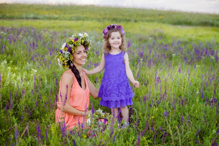 Мать и дочь на речке