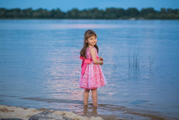 Девочки подростки на озере