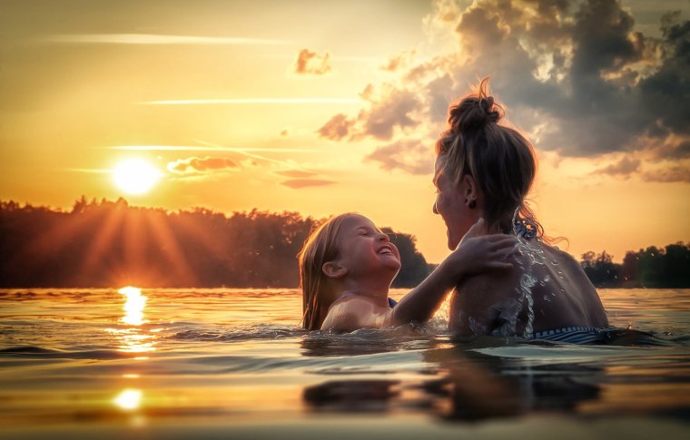 Мама с дочкой на берегу