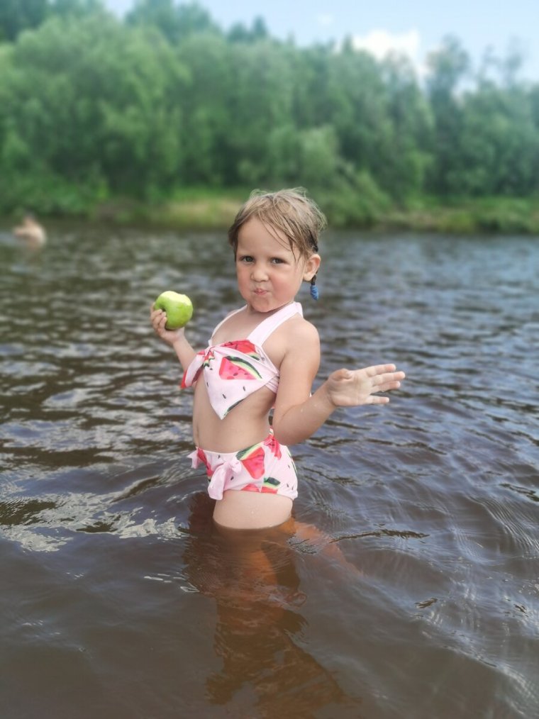 Девочка 6-7 лет на речке