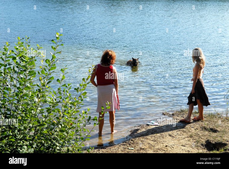 Частное мама с дочкой на речке