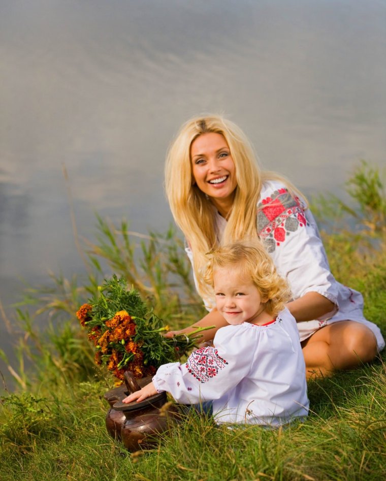 Девочки на речке молодые