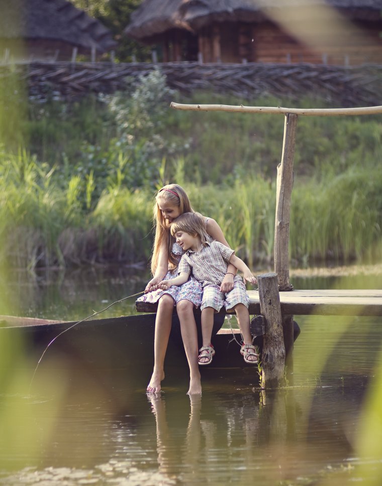 Девочка у реки