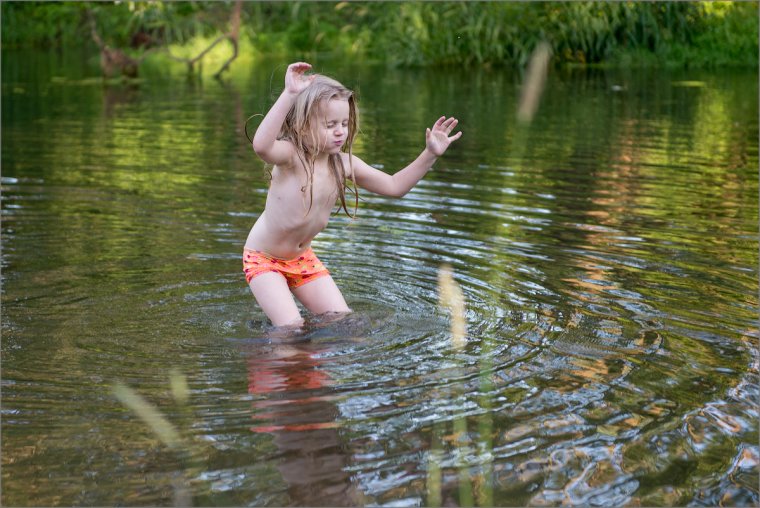 Доча купается в речке