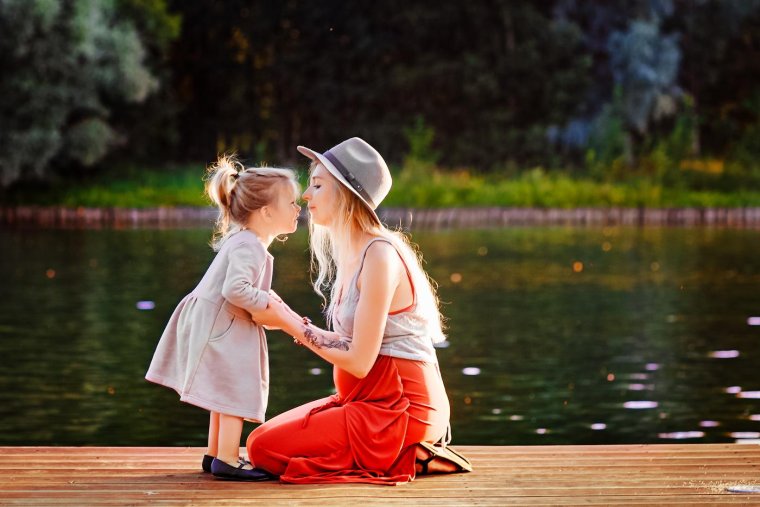 Фотосессия мама с дочкой на берегу