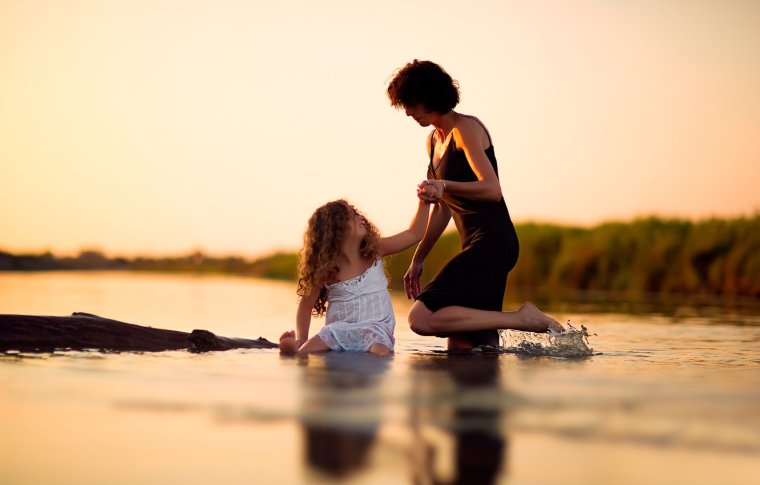 Мама с дочкой в воде