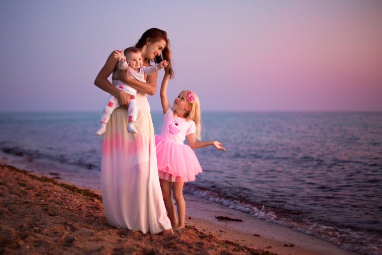 Мама с дочкой в воде