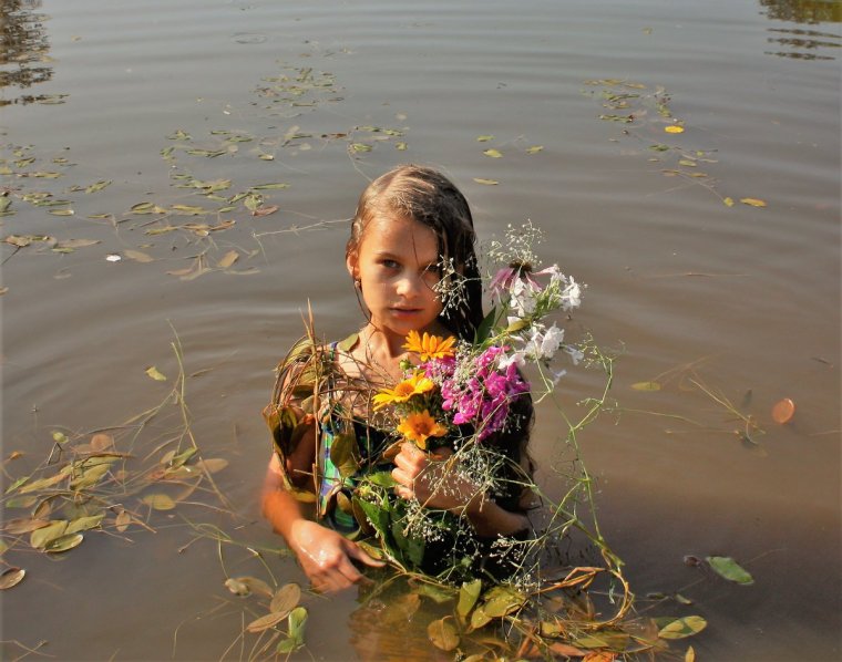 Дети на берегу озера