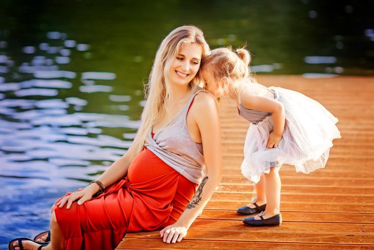 Мама и дочь сидят спиной