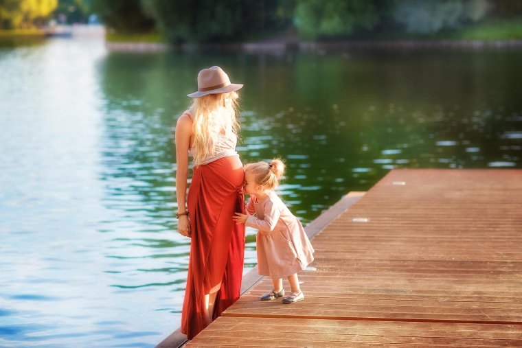 Фотосессия беременных на природе с дочкой