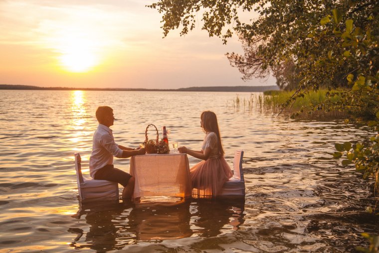 Семья на берегу озера