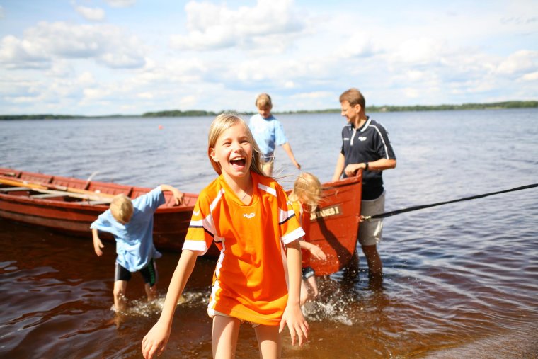 Семья на озере