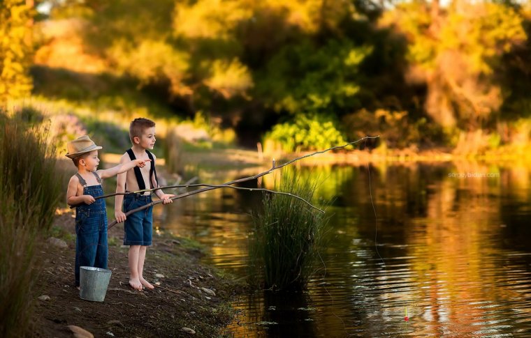 Мальчик ловит рыбу