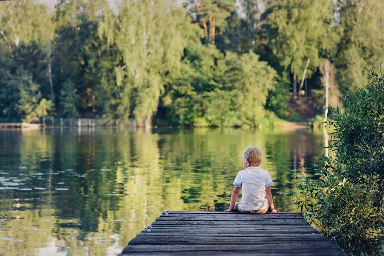 Дети на берегу озера