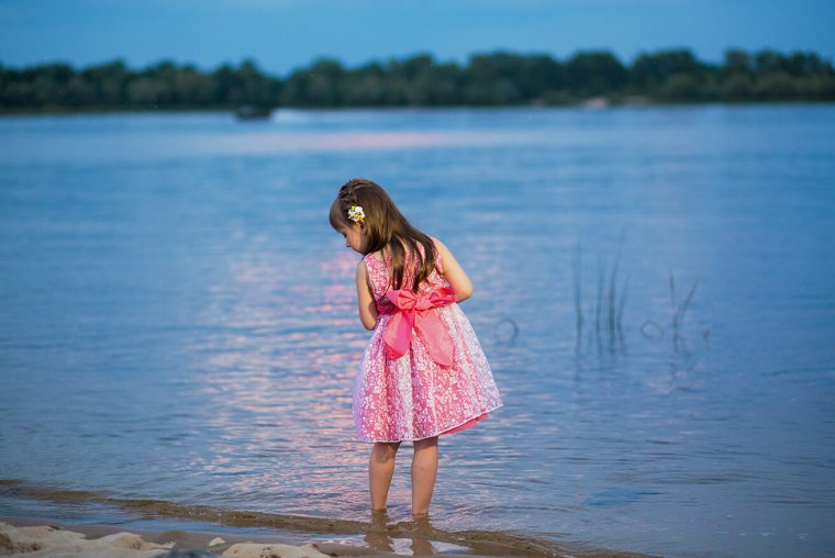 Маленькие девчонки на речке