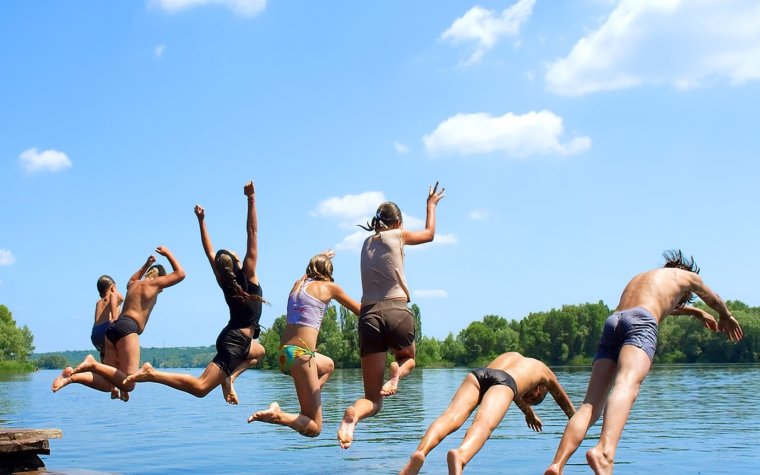 Люди на речке