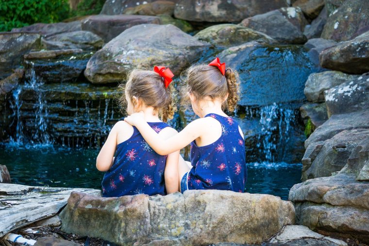 Фото озеро мальчик и девочка